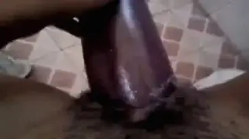 ABG Colmek Pake Terong Gede di Kamar Mandi Sampe Becek