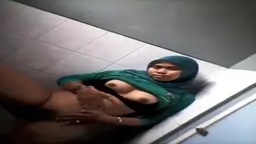 Dosen Jilbab Hijau Pamer Tete Di Toilet